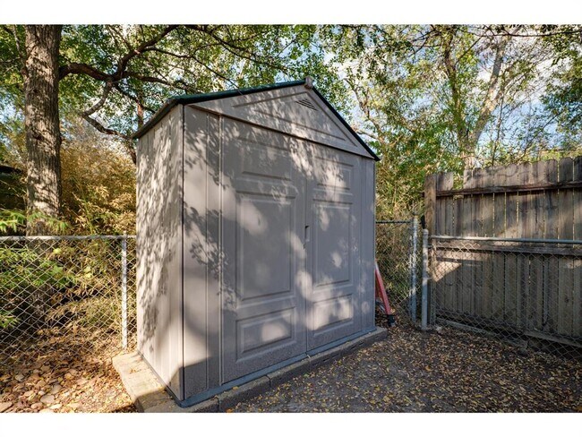 Building Photo - 4009 Crescent Dr