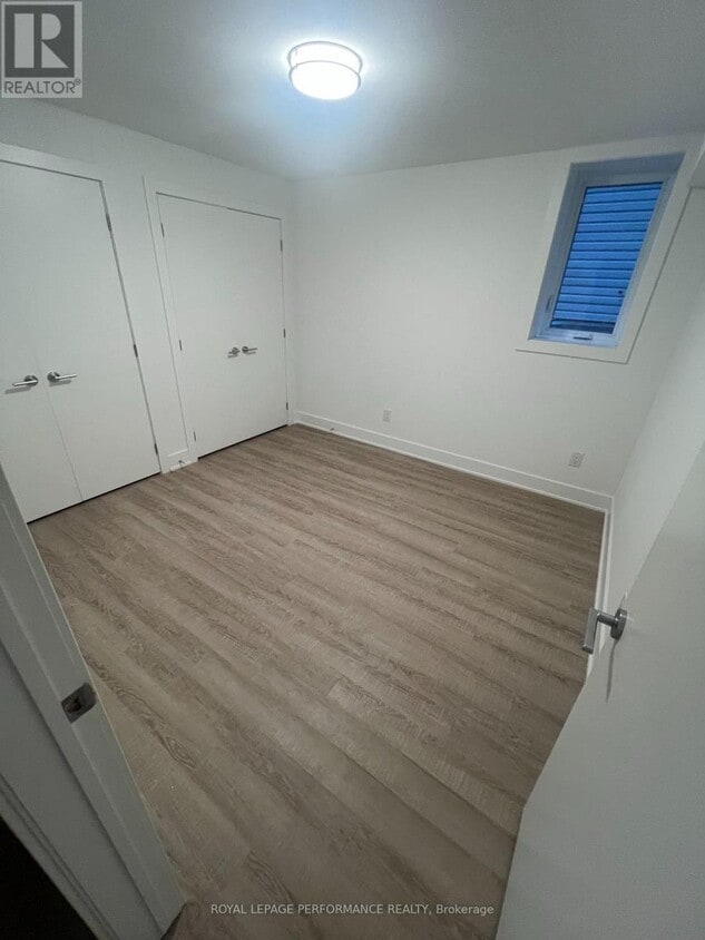 Photo du bâtiment - 574-574 Byron Ave
