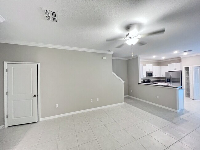 Foto del edificio - "Charming Gated community 3-Bed Retreat with Lake View & Granite Touches in Lutz!"