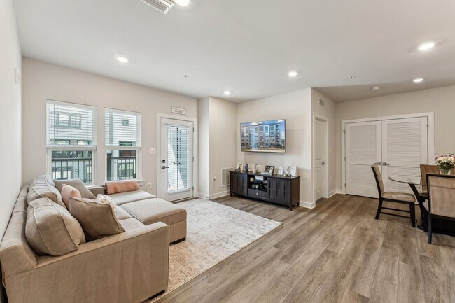 Foto del edificio - Gorgeous 2bd/2ba modern condo w/balcony located conveniently in MOSAIC AT WOODLAND PARK in Herndon.