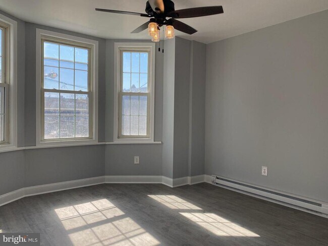 Building Photo - 1223 W Silver St