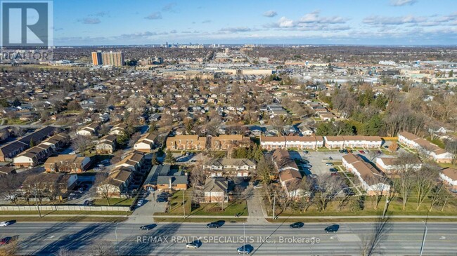 Building Photo - 688-688 Exeter Rd