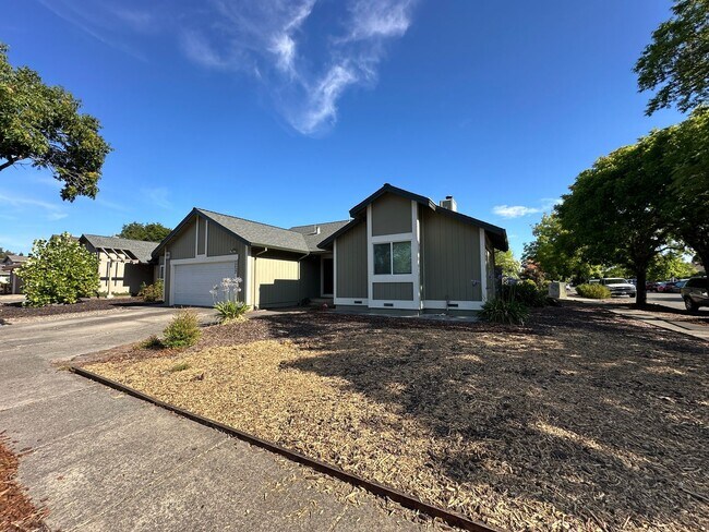 Foto del edificio - Charming 3-Bedroom Home with Modern Update...