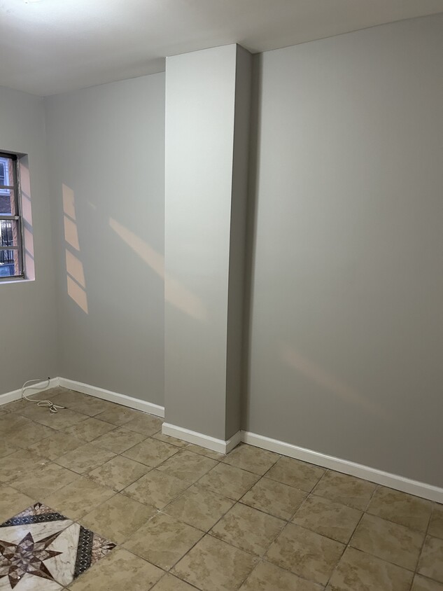 Living room - 4811 Darrah St