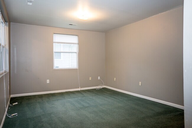 Building Photo - Centrally located bungalow!