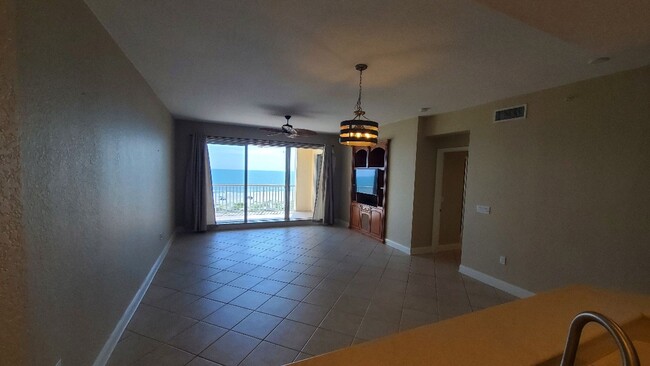 Building Photo - Beautiful 3 bedroom Oceanfront Condo for l...