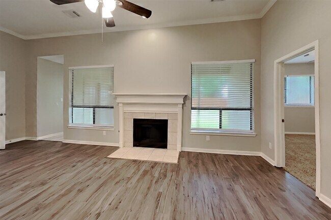 Building Photo - 2015 Creston Dr