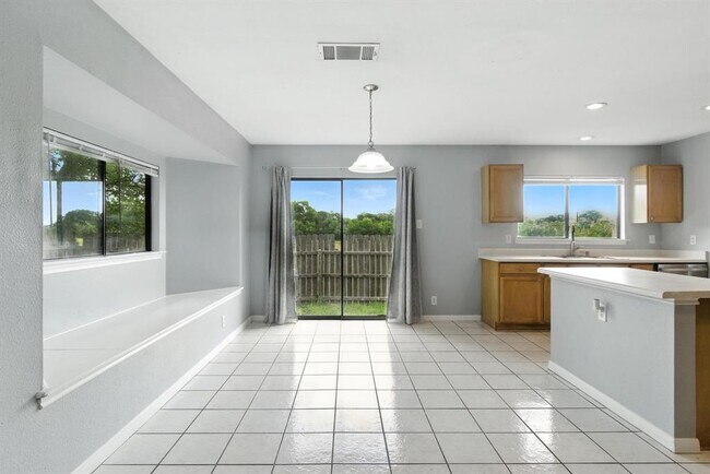 Foto del edificio - 2402 Glen Field Dr