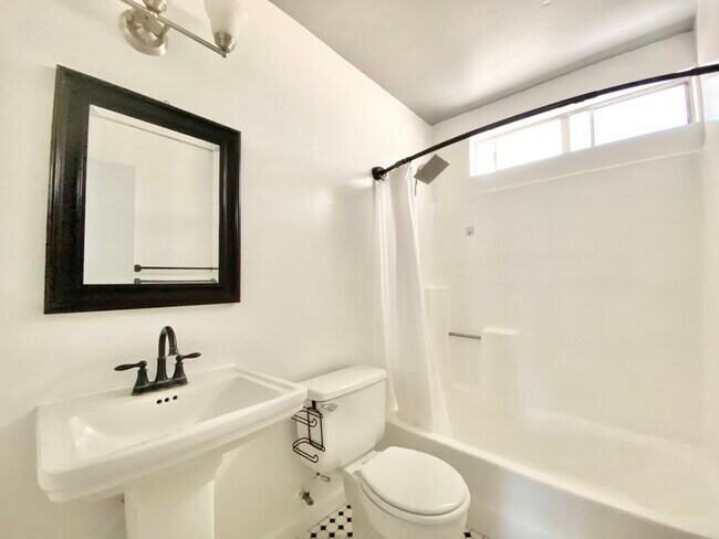 Building Photo - 534 N Los Robles Ave Pasadena, CA 91101