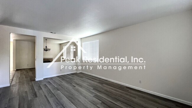 Foto del edificio - Beautiful 4bd/3ba Roseville Home Loft!