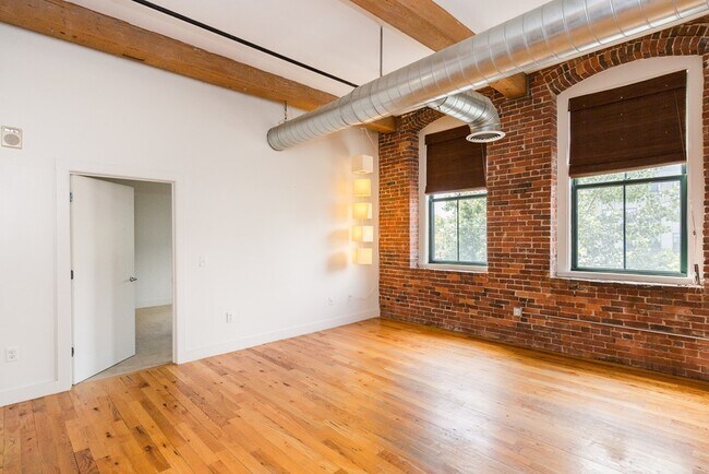 Building Photo - 589 Essex St