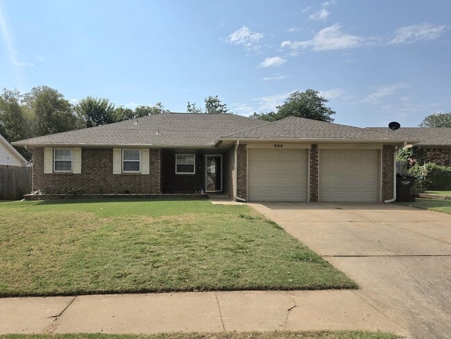 Photo - 904 E Hills Dr (Moore, OK) House