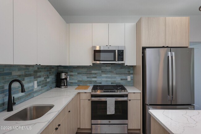 Building Photo - 6 West End Ct