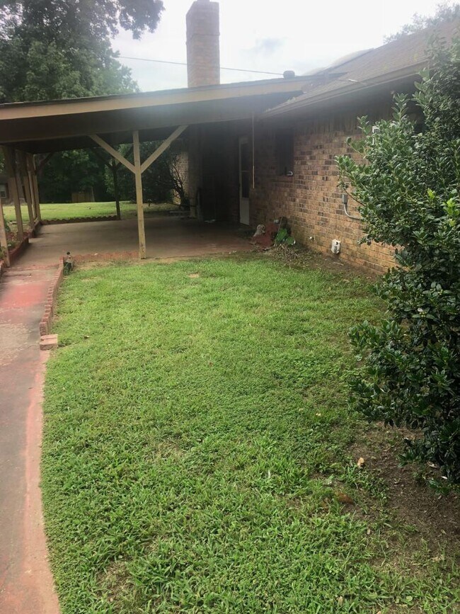 Foto del edificio - 335 Access Rd