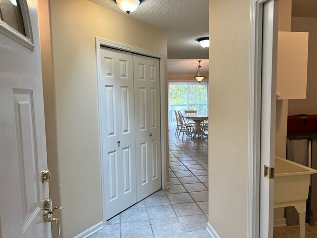 Photo du bâtiment - 821 Shorewood Dr