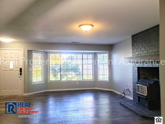 Building Photo - 3 Bedroom 2 Bathroom Home for Rent in Hillsboro – Private Yard