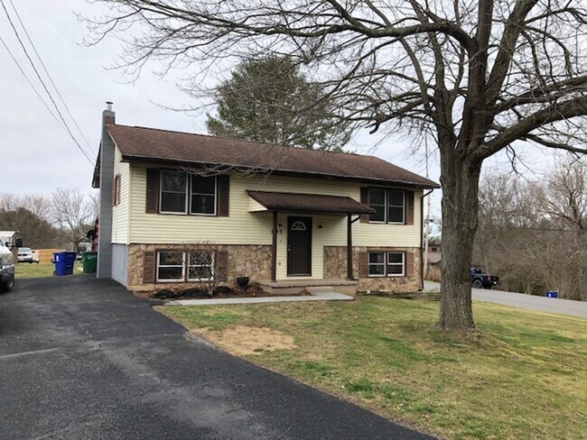 Building Photo - Home available in Christiansburg