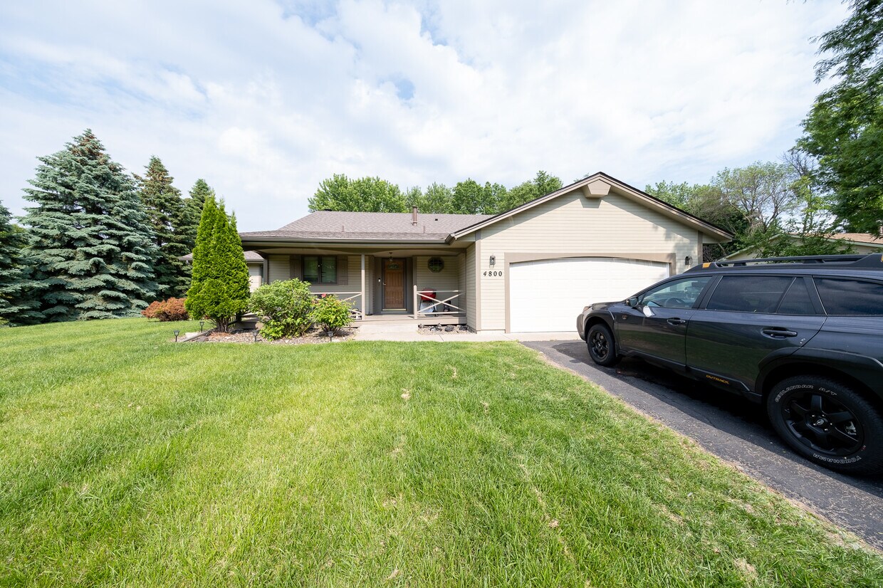 Foto principal - 4800 Orleans Ln N