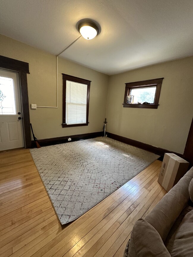 Building Photo - FREE OF SECURITY DEPOSITS 3 bed 1 bath clo...