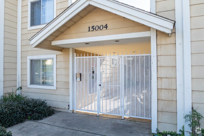 Entrada - 15004 Nordhoff St