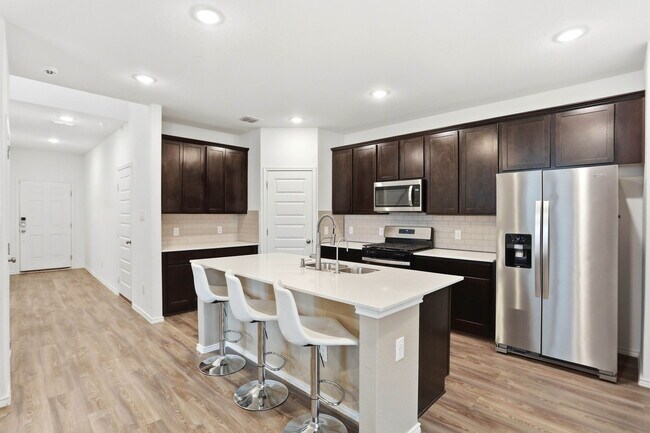 Foto del edificio - Spacious 3-Bed, 2.5-Bath Home with Island Kitchen, Fenced Yard & Garage in St. Hedwig