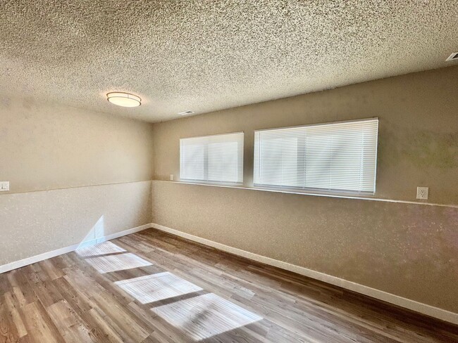 Building Photo - 351 Gahart Dr