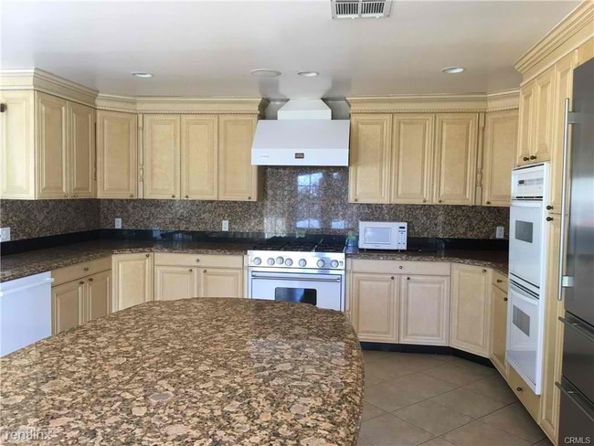 Building Photo - 1675 Hastings Ranch Dr