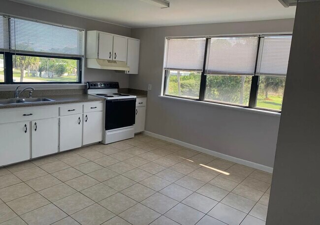 Foto del edificio - Gem of an apartment right on the coast! Wo...