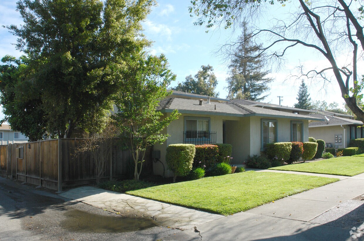 Building Photo - 755 W Valley Dr