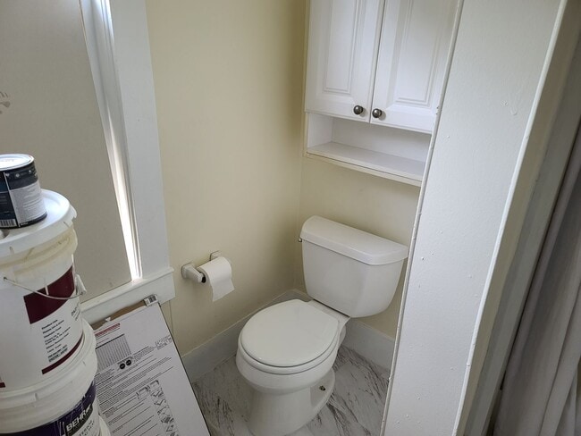 Building Photo - Large 3 bed unit in Ashland with 2 parking spots.