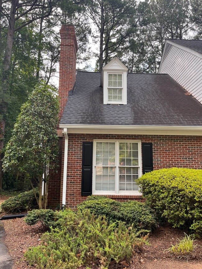 Building Photo - Charming 3br/2.5 bath Two Story Townhouse