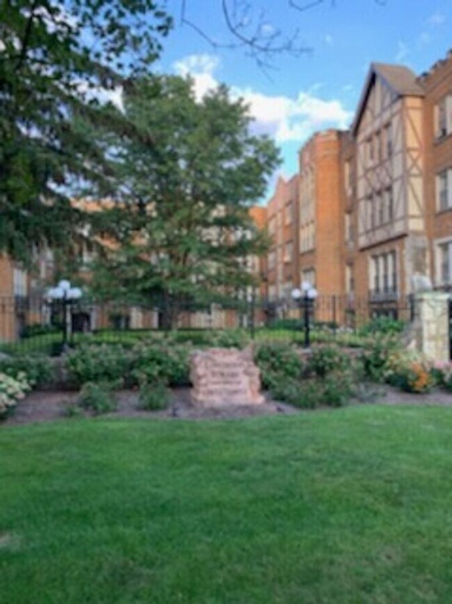 Building Photo - 10947 S Longwood Dr