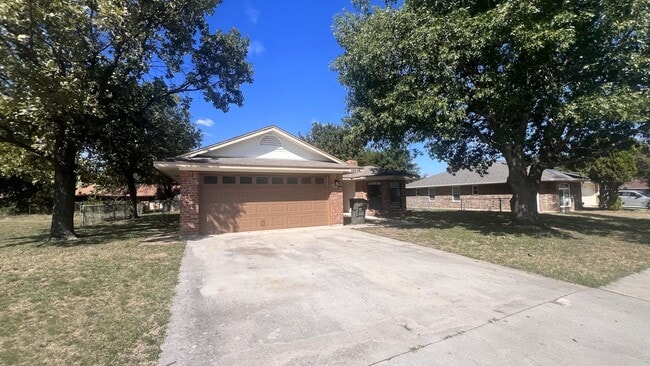 Foto del edificio - Three Bedroom Cozy Home Recently Remodeled!