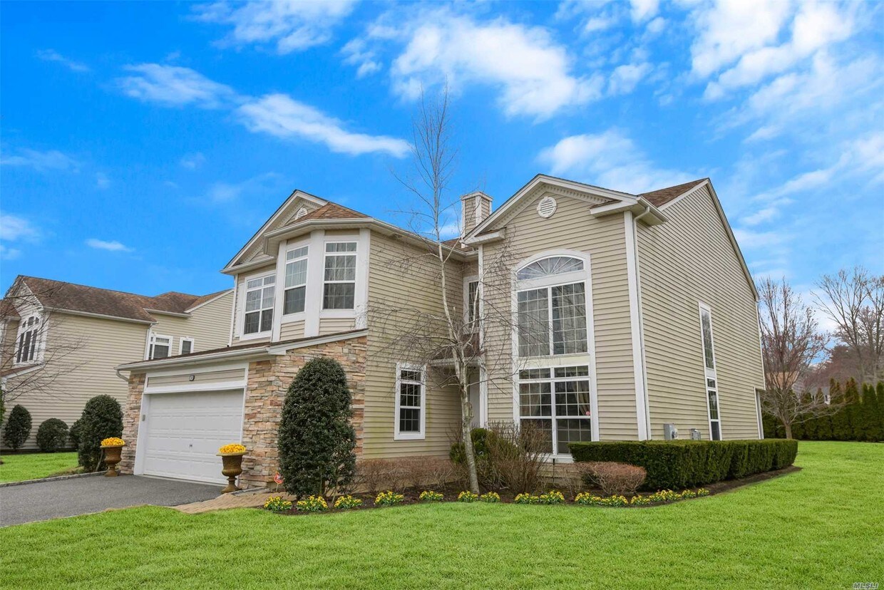 14 Monterrey Dr, Saint James, NY 11780 Condo for Rent in Saint James