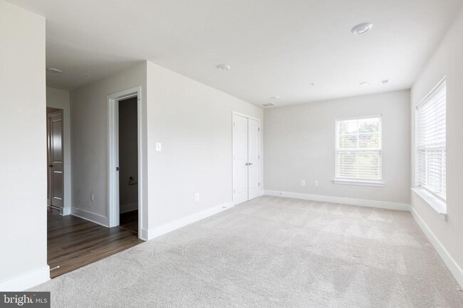 Building Photo - Live in Luxury in This Nearly New End-Unit...