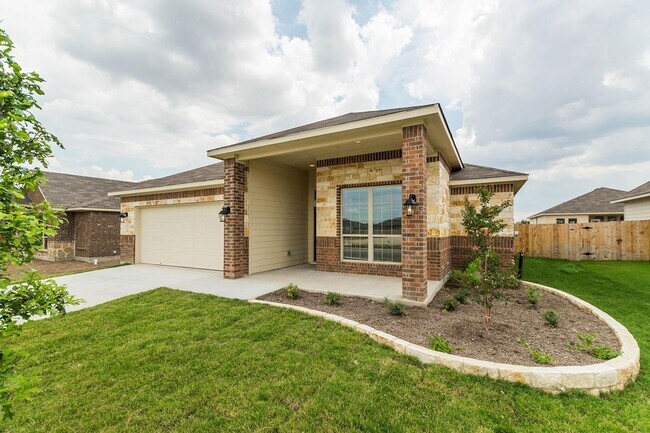 Foto del edificio - Spacious 4-Bedroom, 2-Bath Home in Hills o...