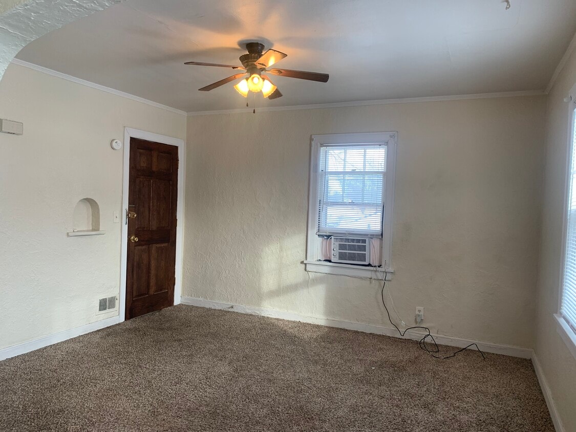 Primary Photo - 2317 W Kellogg Ave