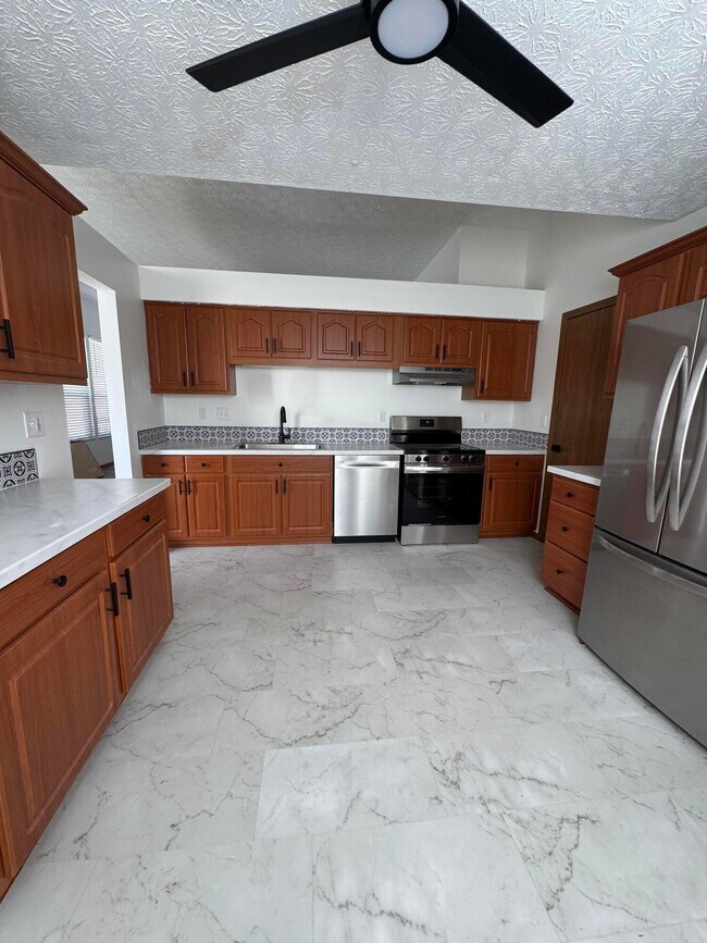 Building Photo - 8000 Leaview Dr