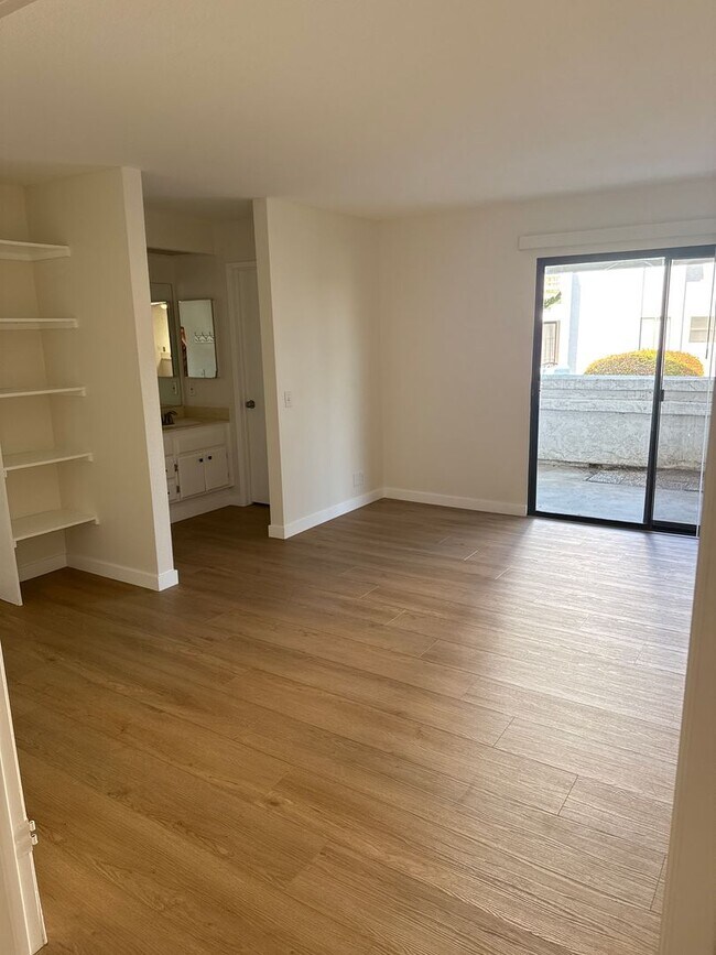 Building Photo - 532.5 Via De La Valle