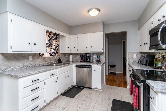 Building Photo - Peaceful Bi-Level Home in a Quiet Cul-de-Sac