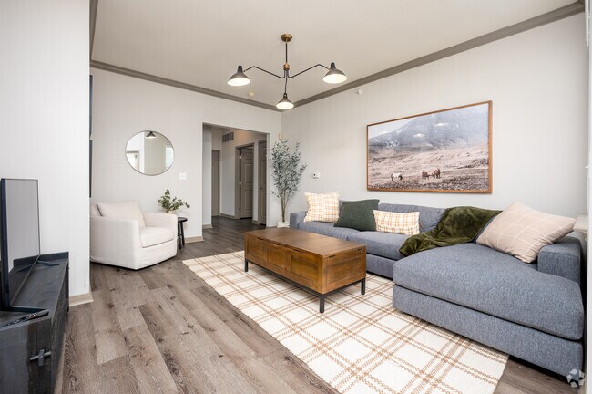 2 habitaciones, 2 baños - 1076 pies cuadrados - Sala de estar - River Ridge Apartments