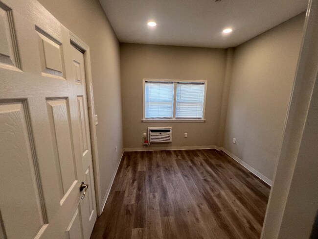 Foto del edificio - 7038 Woodland Ave