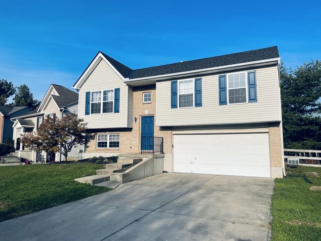 Beautiful 3 Bed, 3 Bath Home in Burlington – Finished Basement, 2-Car Garage & Fenced Yard! - Beautiful 3 Bed, 3 Bath Home in Burlington – Finished Basement, 2-Car Garage & Fenced Yard!