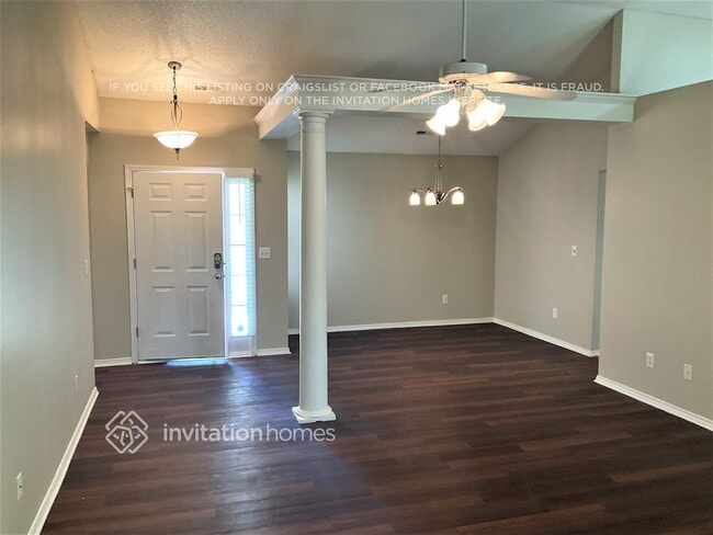 Building Photo - 905 Castlerock Way