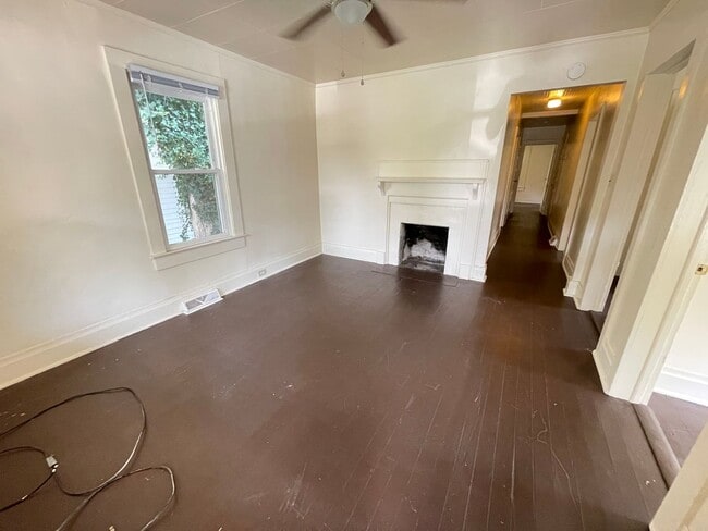 Foto del edificio - Incredible location on Cameron Ave. 2 BR +...