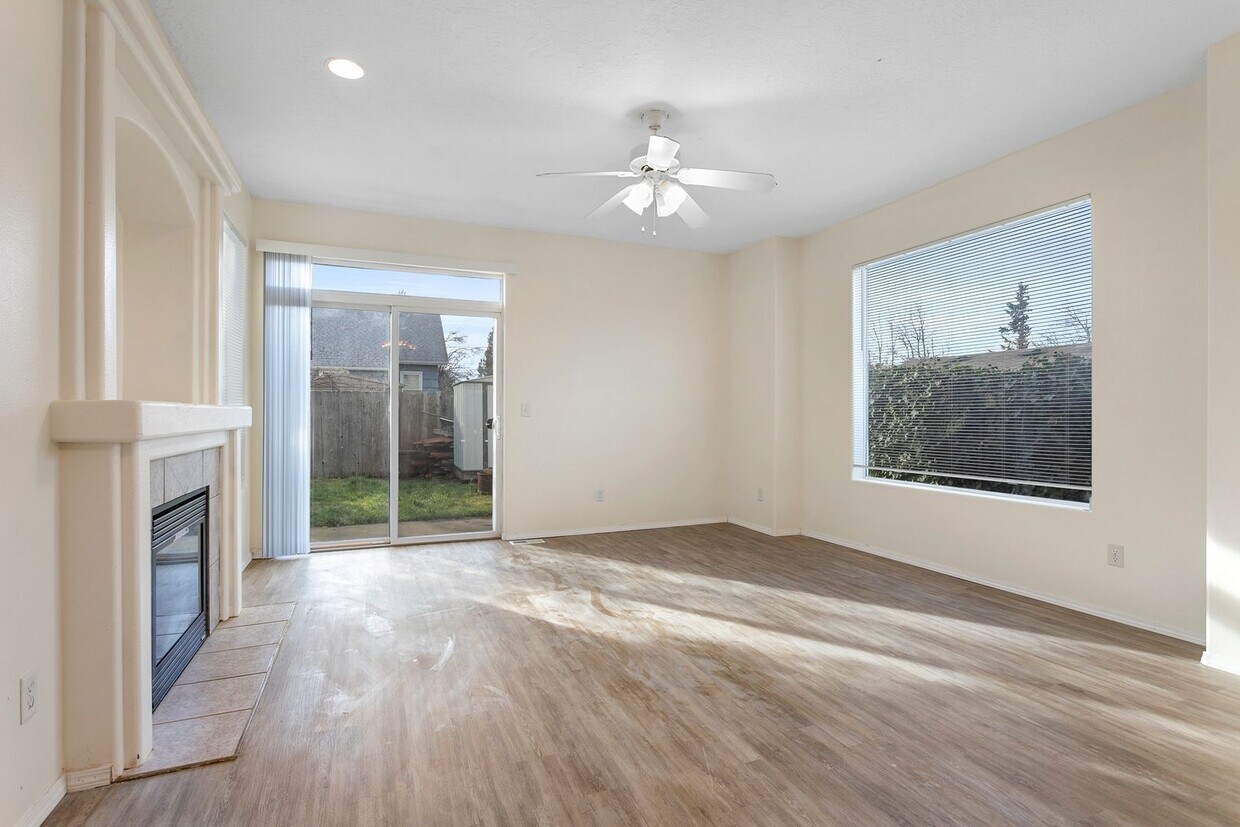 Foto principal - Large 3 bedroom 2.5 Bath Home! Tour Today!