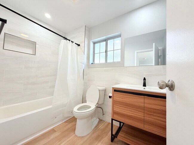 Foto del edificio - Huge 3 bedroom 2 bathroom for lease