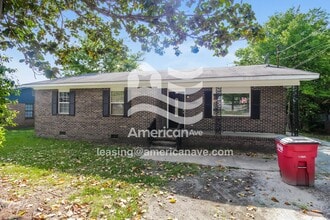 Building Photo - 425 Petunia Ave
