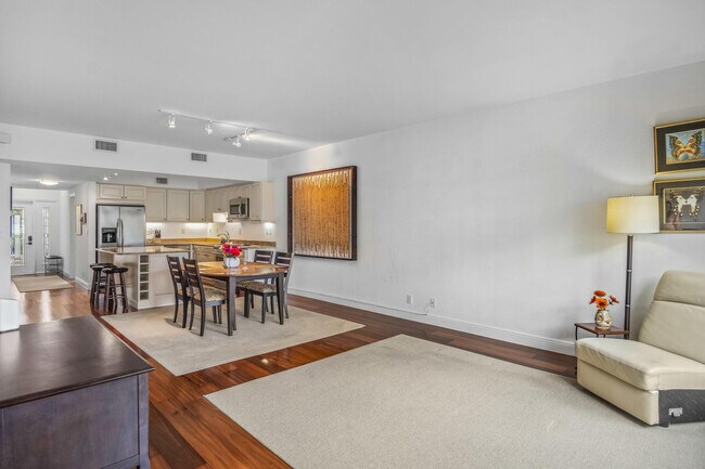 Building Photo - 730 Greensward Ct