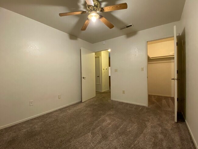 Foto del edificio - 1229 W Roseburg Ave